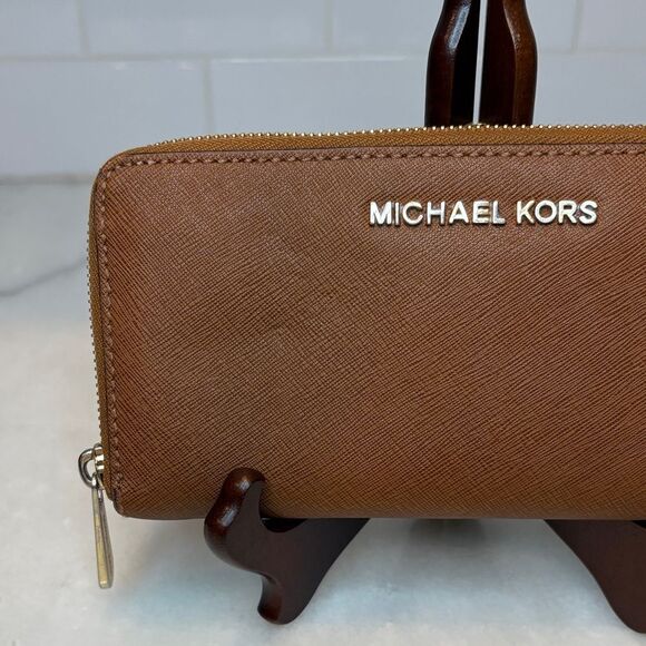 Michael Kors Saffiano Leather Full Zip Jet Set Continental Wallet - Picture 2 of 14